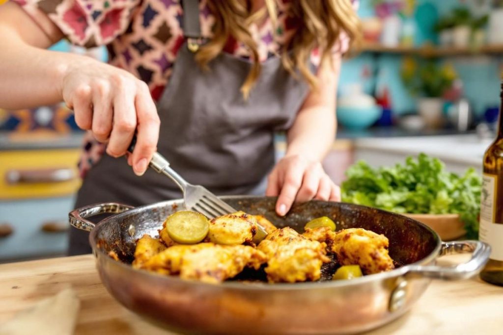 Test : la recette de poulet aux cornichons de Molly Baz cartonne