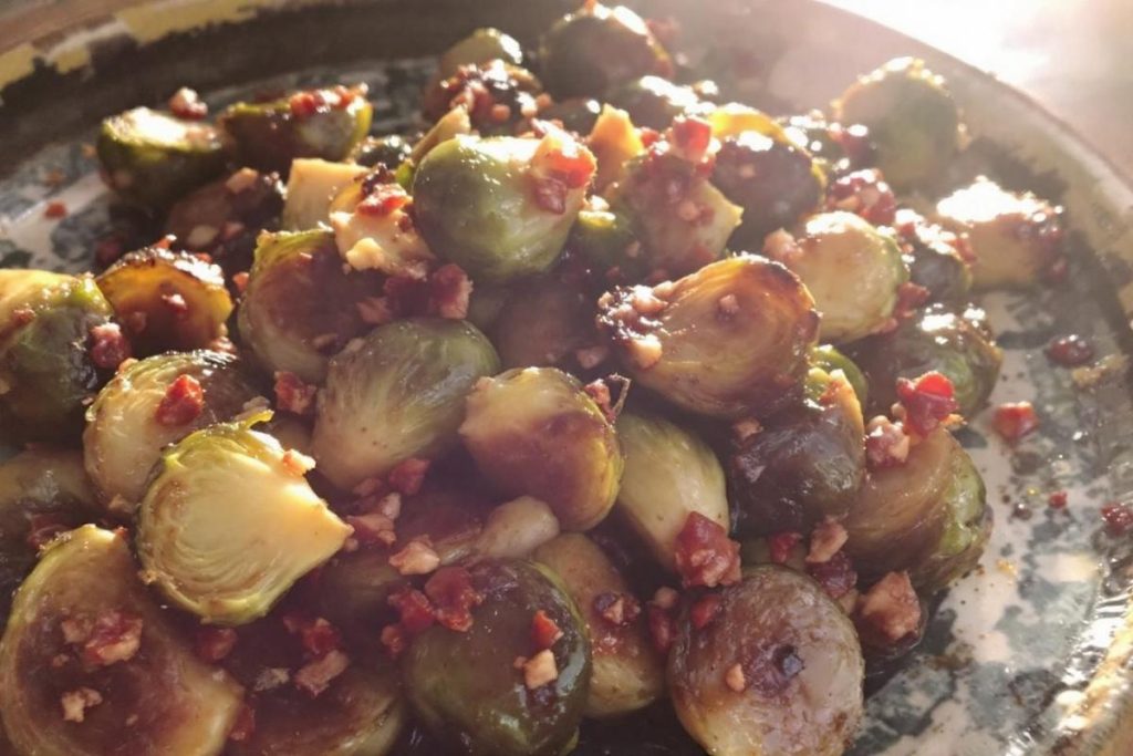 Recette de choux de Bruxelles caramélisés au miel piquant et sauce soja